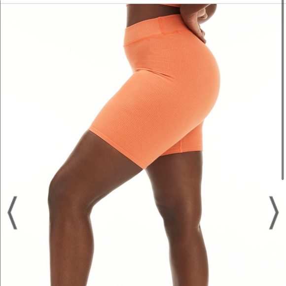 Good American Seamless Rib Bike Shorts - Picture 10 of 10